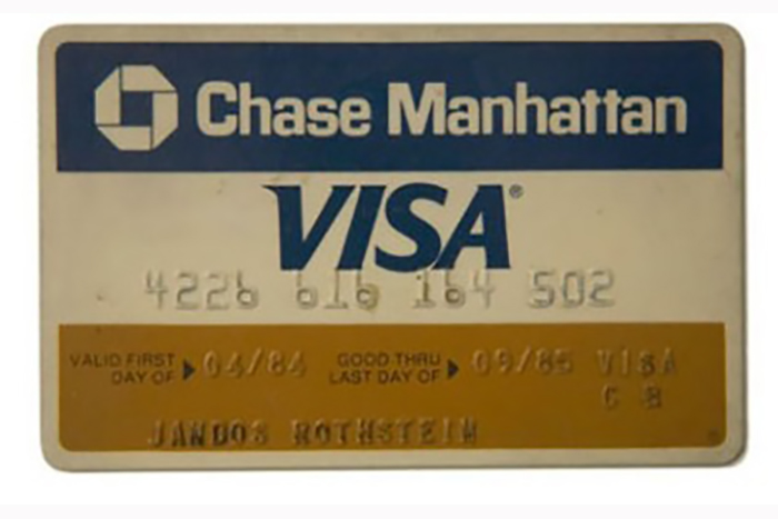 Первая кредитка. Первые банковские карты. Первые пластиковые карты visa. Первые кредитные карточки. Старые банковские карты.
