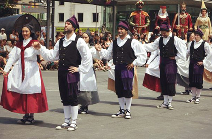 Первый в республике национальный. Национальная одежда Андорры. Национальный костюм Сан Марино. Каталонцы в национальных костюмах. Андорра национальные праздники.