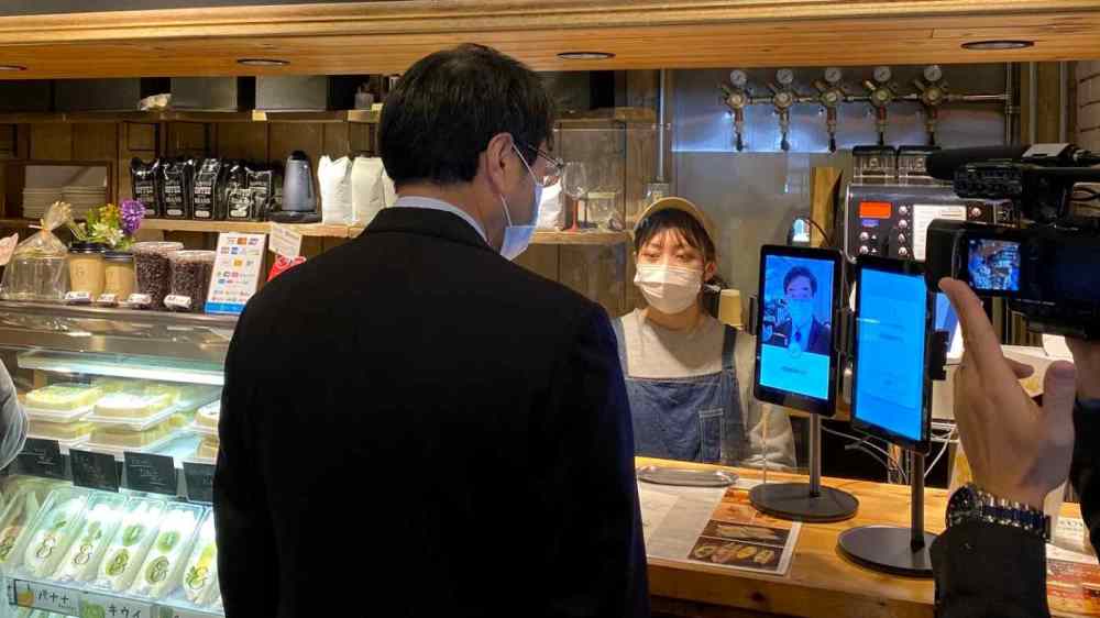 Фото: asia.nikkei.com/Мер Ніігати Яічі Накахара тестує систему розпізнавання облич Glory у кафе/Шиничі Хашімото