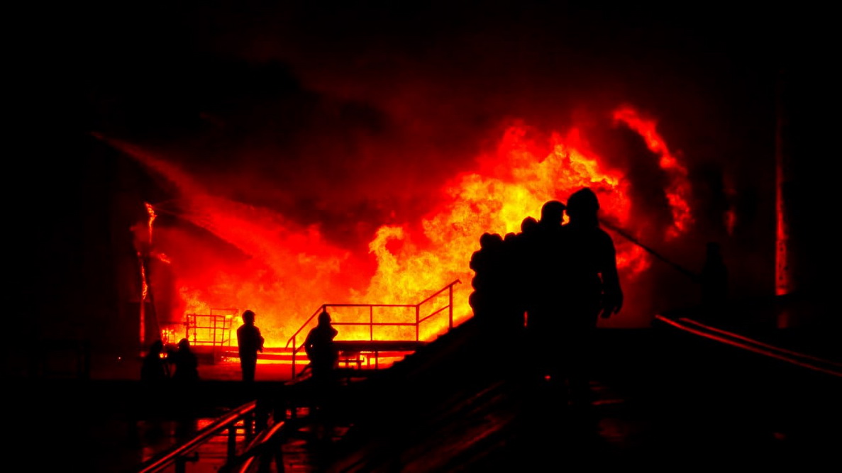 На фото: пожежа на нафтобазі у Львові