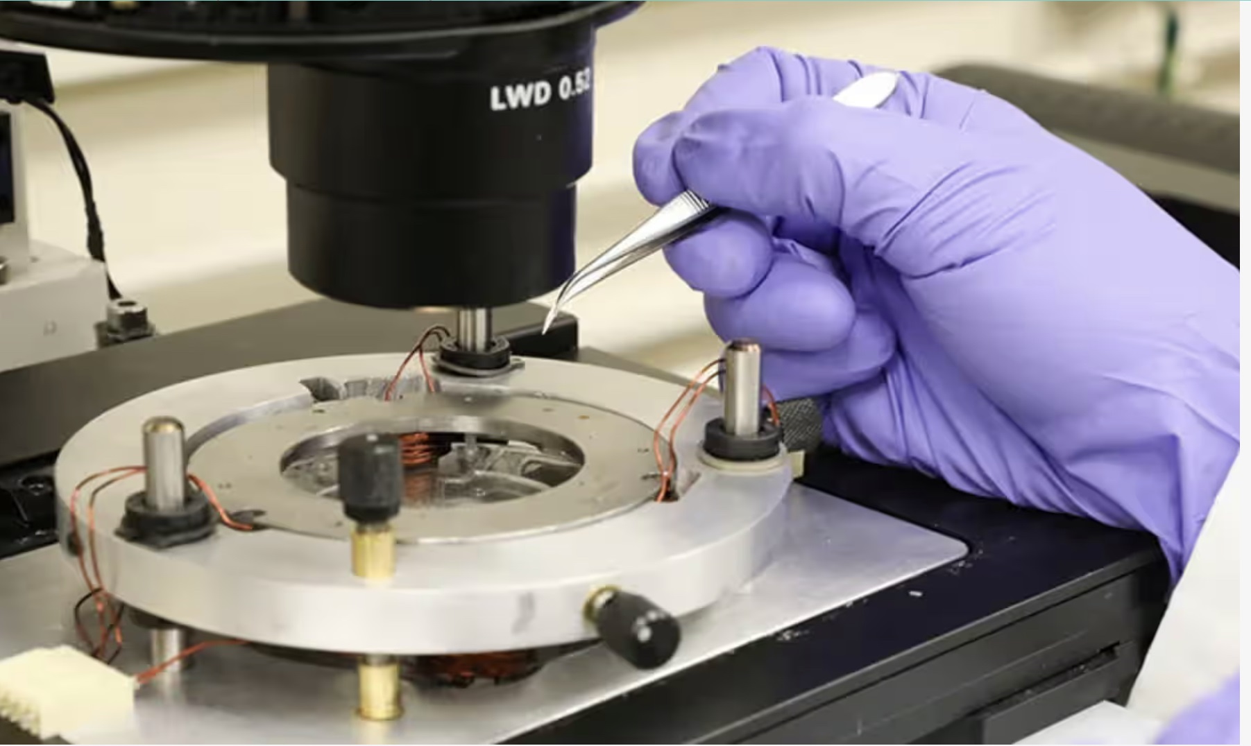 На фото: Ученый использует магнитные катушки для управления положением микроскопической углеродной нанотрубки, наполненной оксидом железа/Tyler Irving